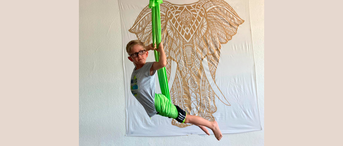 Kind beim Aerial Yoga