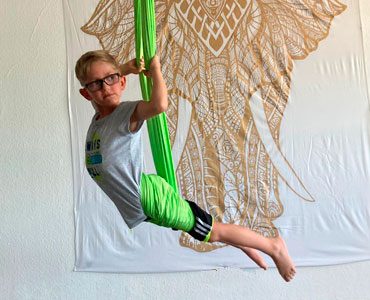 Kind beim Aerial Yoga